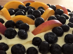 Tarta z kremem budyniowym i owocami