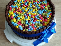 Kolorowy tort śmietanowy