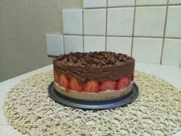 Mały torcik truskawkowo-czekoladowy