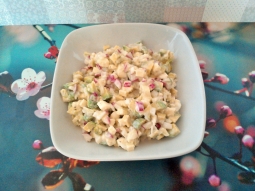 Sałatka z awokado, rzodkiewek, mozzarelli