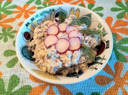Sałatka jajeczna z mozzarellą i rzodkiewką