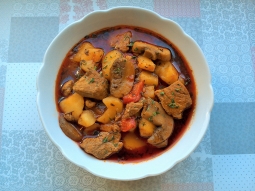 Zupa gulaszowa z pieczarkami