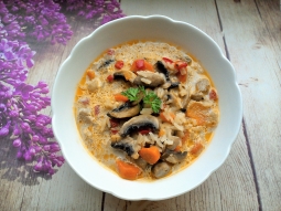 Zupa pieczarkowa z ryżem i papryką