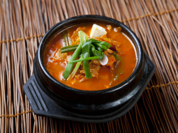 Zupa z kapusty pekińskiej i chili