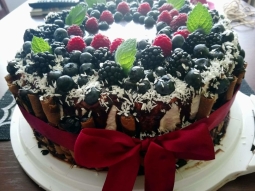 Tort śmietankowy z owocami