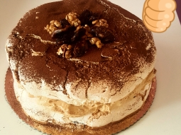 Tort bezowy Dałkas (z masą kajmakową, orzechami włoskimi i daktylami)