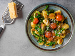 Gnocchi z pomidorkami cherry i szpinakiem