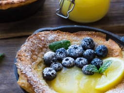 Dutch baby z kremem cytrynowym i borówkami