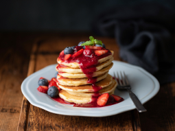 Pancakes z serka wiejskiego z owocami