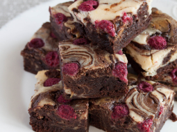 Sernikobrownie z malinami
