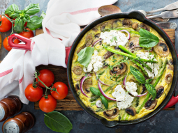Frittata ze szparagami, pieczarkami i kozim serem