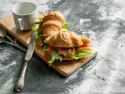 Croissanty z serkiem śmietankowym, wędzonym łososiem i rukolą