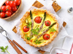Quiche ze szparagami w boczku i pomidorkami cherry