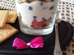 Smaczny deser z mascarpone, płatkami i borówkami