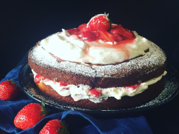 Czekoladowy tort biszkoptowy z truskawkami