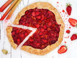 Galette z truskawkami, rabarbarem i płatkami migdałów