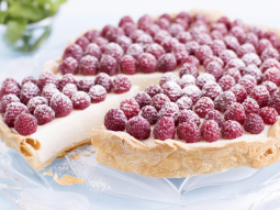 Tarta z panna cottą i malinami