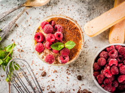 Tiramisu w pucharkach z malinami