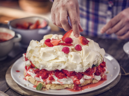 Tort bezowy z malinami i truskawkami