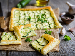 Tarta z cukinią, serem żółtym i czosnkiem