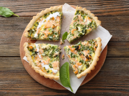 Quiche ze szpinakiem i wędzonym pstrągiem