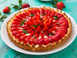 Tarta z kremem z białej czekolady i truskawkami