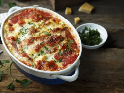 Cannelloni z mięsem, suszonymi pomidorami, mozzarellą i bazylią