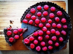 Tarta czekoladowa z malinami