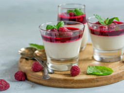 Pudding z kaszy manny z malinami