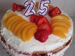 Lekki tort z wiosennymi owocami