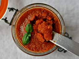 Czerwone pesto z suszonych pomidorów