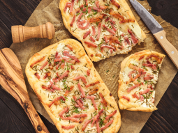 Tarta flambee z boczkiem i cebulą