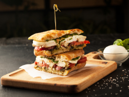 Ciabatta z pesto, kurczakiem, mozzarellą i pomidorem