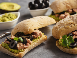 Ciabatta z pastą z awokado, tuńczykiem i oliwkami