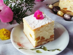 Sernik z brzoskwiniami