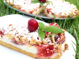 Tarta z truskawkami i waniliową pianką