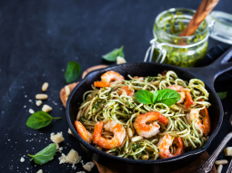 Spaghetti z pesto, krewetkami i orzeszkami piniowymi