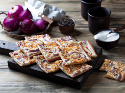 Flammkuchen z jabłkiem, czerwoną cebulą i boczkiem