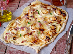 Tarta flambee z serem kozim, boczkiem i miodem