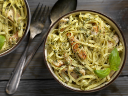 Makaron z bazyliowym pesto i kurczakiem