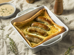 Kiełbaski zapiekane w cieście (Toad in the Hole)
