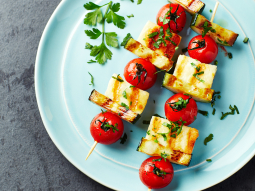 Szaszłyki z halloumi, pomidorkami i cukinią