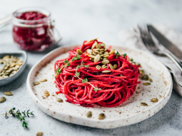 Spaghetti z burczanym pesto i pestkami dyni