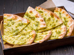 Włoska focaccia z pesto bazyliowym
