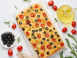 Focaccia z oliwkami, pomidorkami cherry i rozmarynem