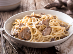 Spaghetti z pieczarkami w sosie Alfredo