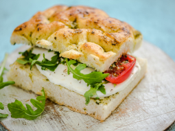 Kanapka z focacci z pesto, mozzarellą, pomidorem i rukolą