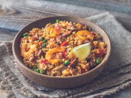 Paella z krewetkami i chorizo