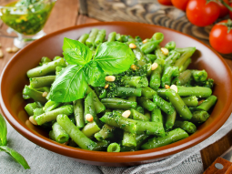 Fasolka szparagowa z zielonym pesto i orzeszkami pinii