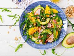 Sałatka z wędzonym kurczakiem, mango i awokado